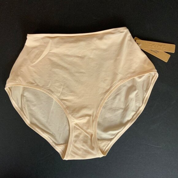 SKIMS Fits Everybody High-Waist Briefs Size Medium Sand Beige NEW - FLAW - Picture 1 of 6